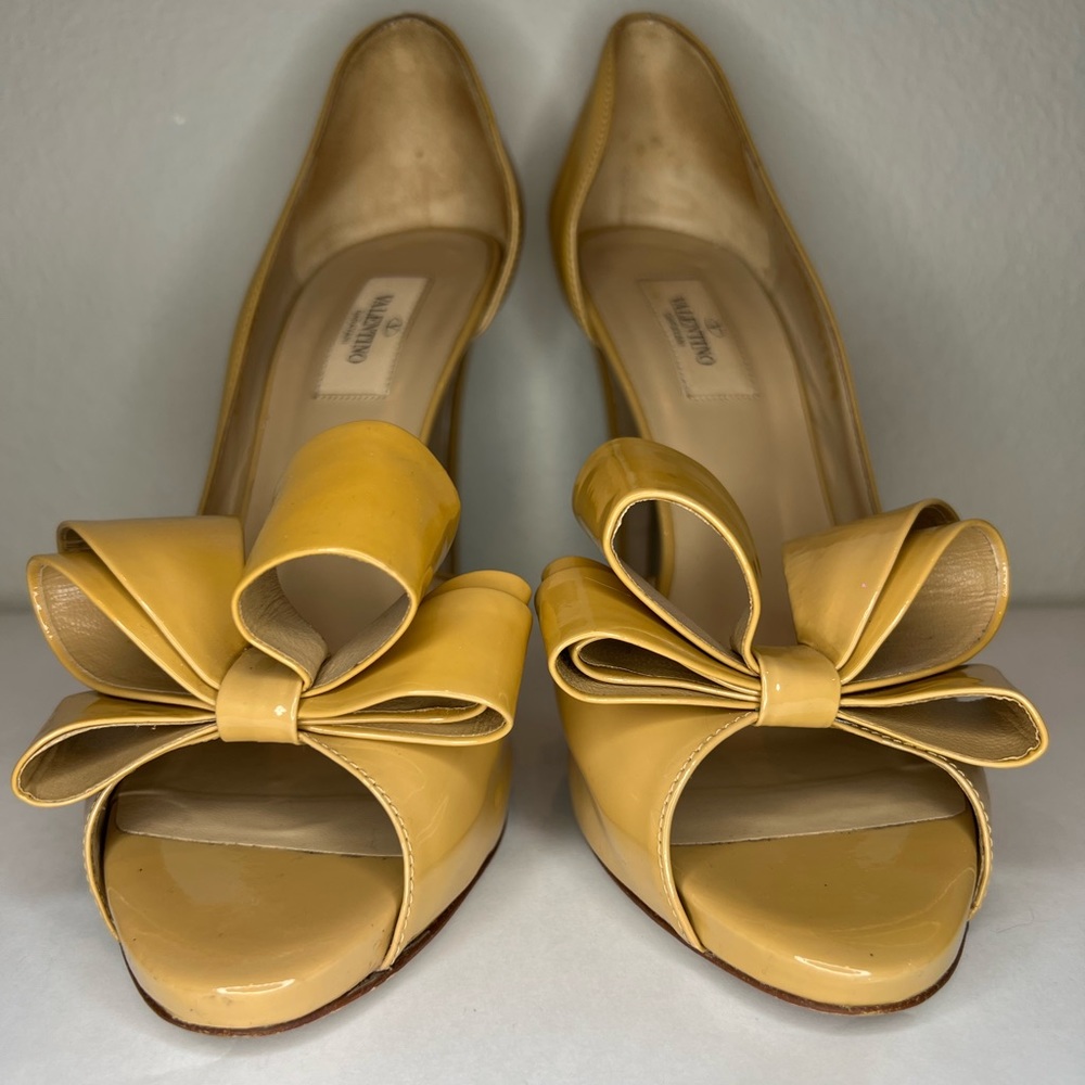 Authentic Valentino D’Orsay Bow Pump, Heel, Nude, Size 39.5